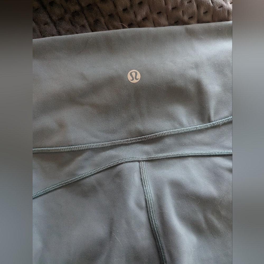 Lululemon yoga ankle pant.